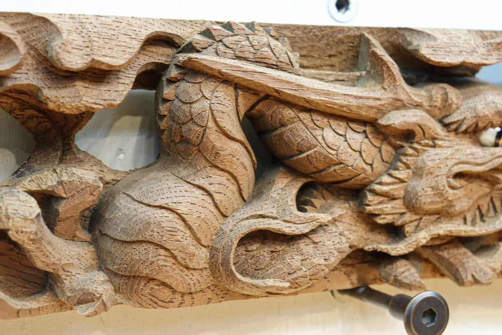 2体の龍の威厳ある姿を描く彫刻梁飾り　DC8334