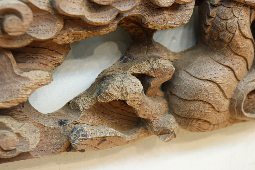 2体の龍の威厳ある姿を描く彫刻梁飾り　DC8334