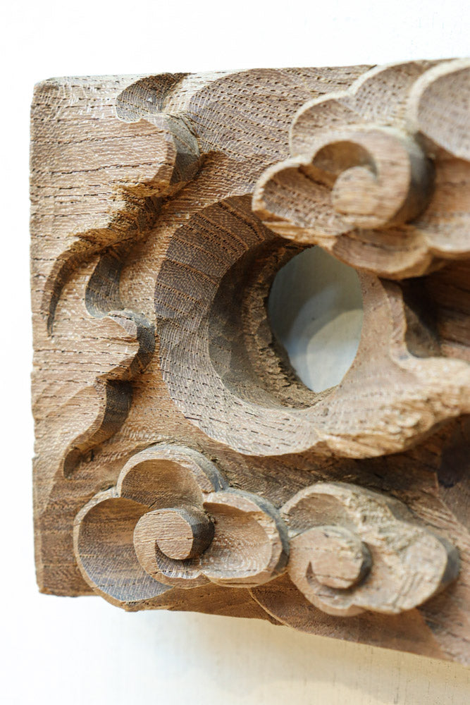 2体の龍の威厳ある姿を描く彫刻梁飾り　DC8334