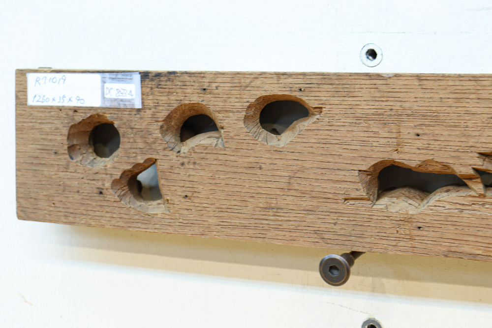 2体の龍の威厳ある姿を描く彫刻梁飾り　DC8334