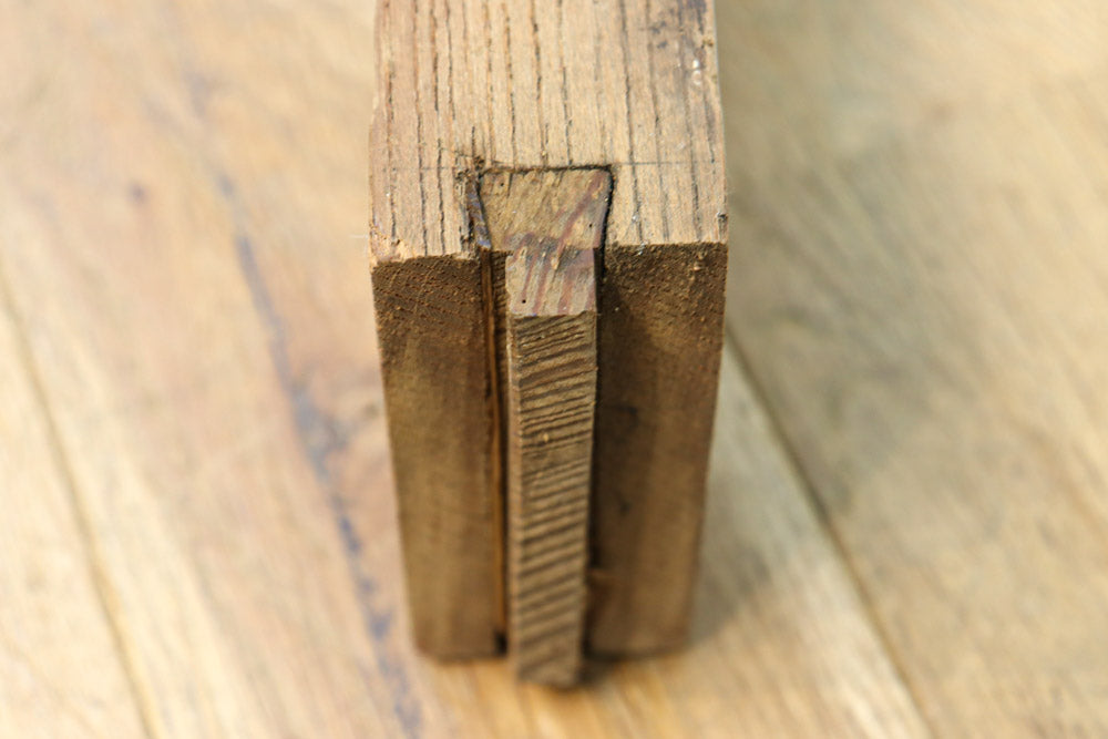 2体の龍の威厳ある姿を描く彫刻梁飾り　DC8334