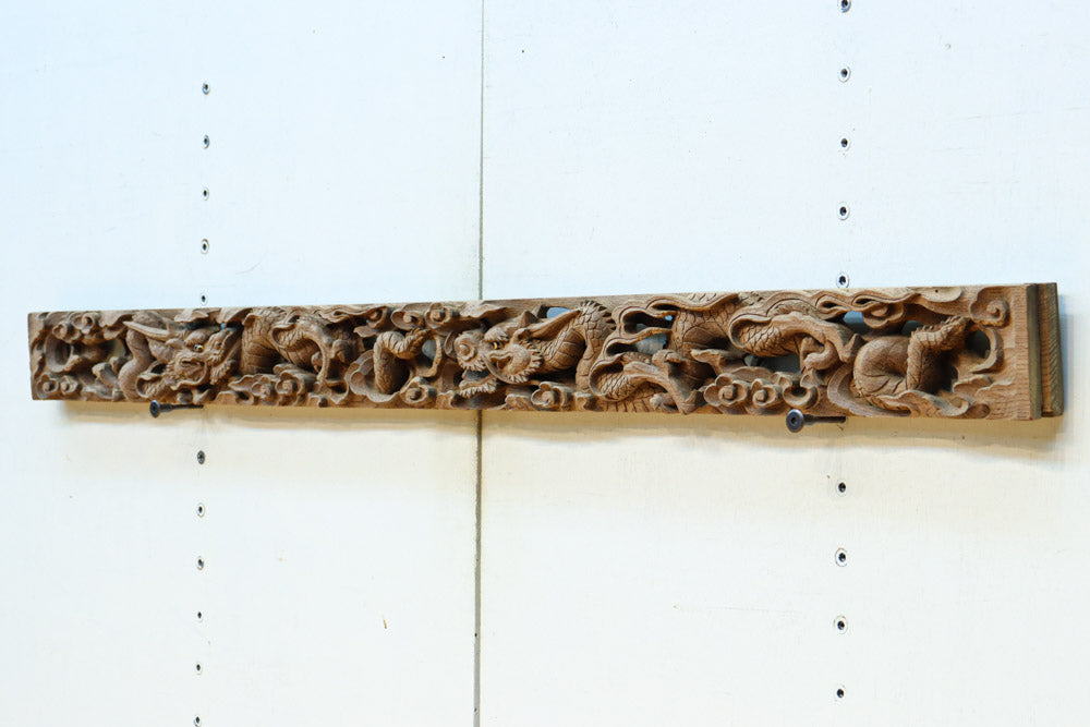 2体の龍の威厳ある姿を描く彫刻梁飾り　DC8334