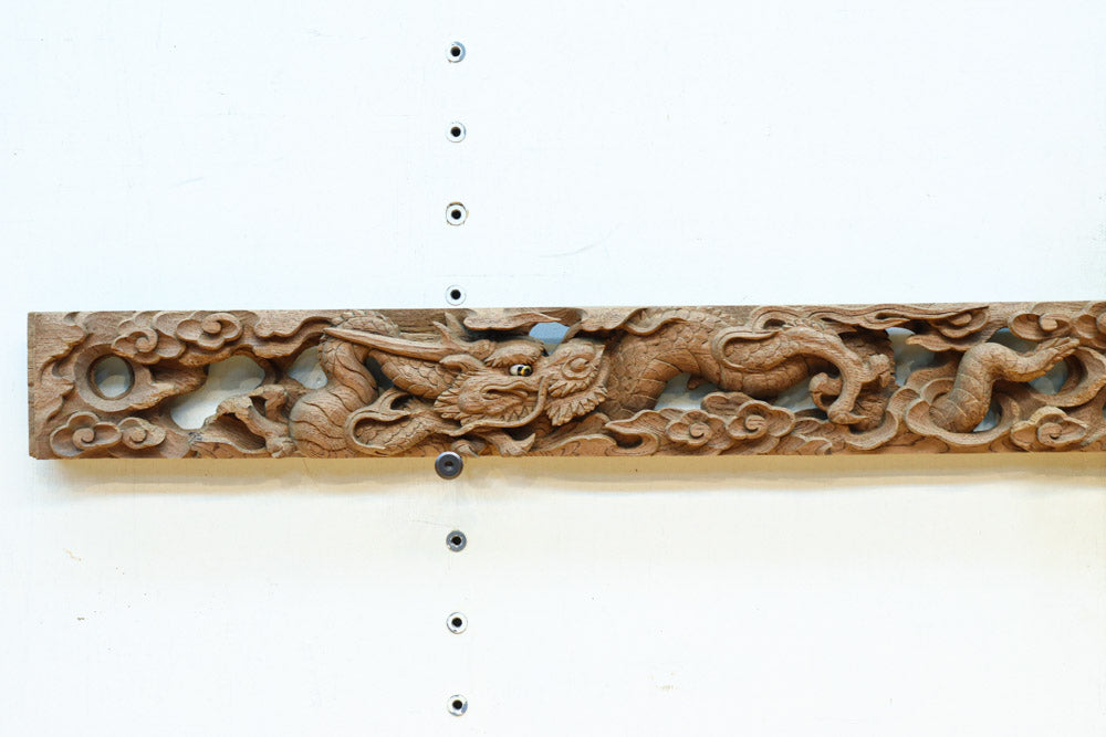 2体の龍の威厳ある姿を描く彫刻梁飾り　DC8334