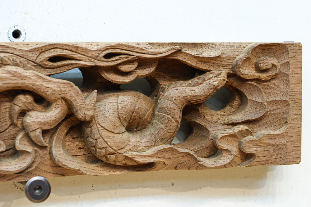 2体の龍の威厳ある姿を描く彫刻梁飾り　DC8334