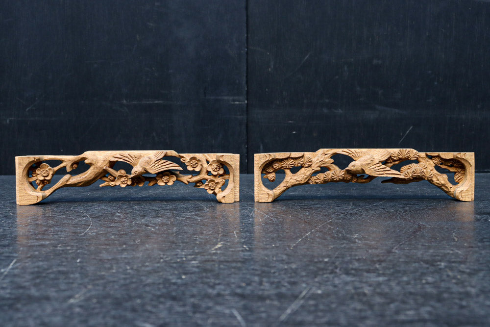 梅や松と小鳥の穏やかな風景を描いた小型の彫刻飾り　DC8350ab　在庫(a:1 b:1 )枚