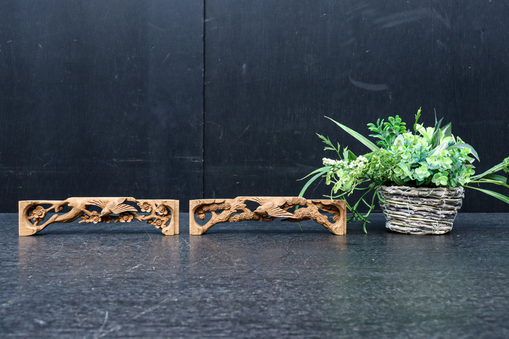 梅や松と小鳥の穏やかな風景を描いた小型の彫刻飾り　DC8350ab　在庫(a:1 b:1 )枚