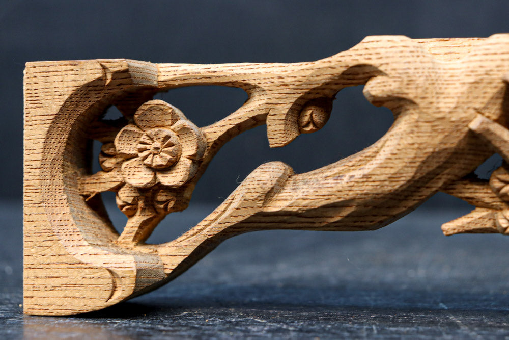 梅や松と小鳥の穏やかな風景を描いた小型の彫刻飾り　DC8350ab　在庫(a:1 b:1 )枚