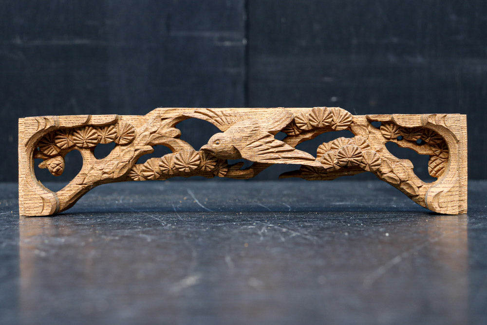 梅や松と小鳥の穏やかな風景を描いた小型の彫刻飾り　DC8350ab　在庫(a:1 b:1 )枚