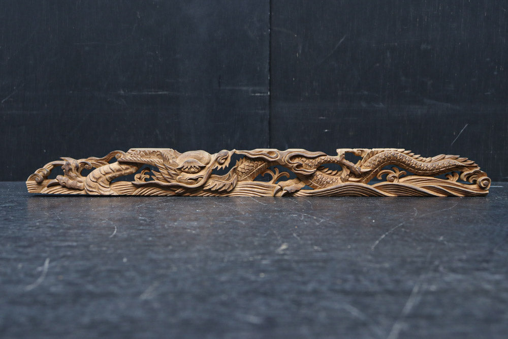 雄々しい龍を描いた彫刻飾り　DC8352