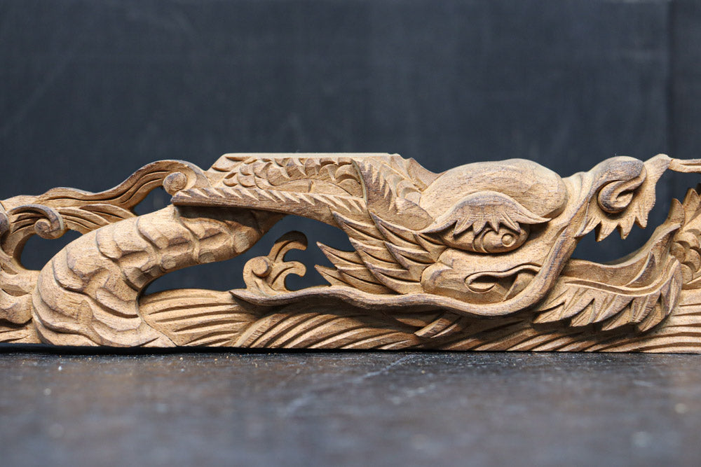 雄々しい龍を描いた彫刻飾り　DC8352