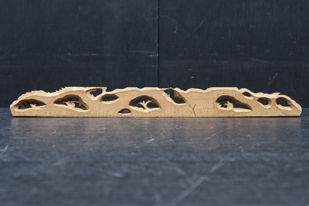 雄々しい龍を描いた彫刻飾り　DC8352