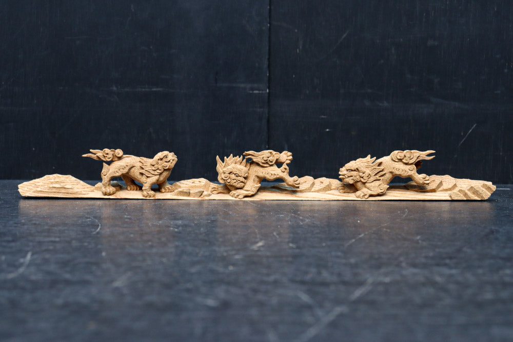 躍動感あふれる三頭の獅子を描いた上質な小型彫刻飾り　DC8353