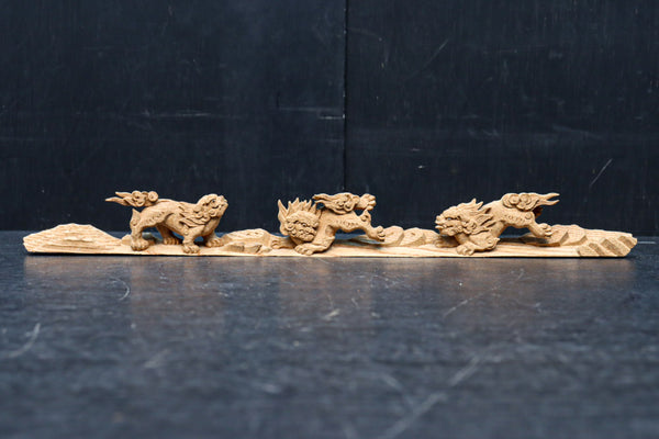 躍動感あふれる三頭の獅子を描いた上質な小型彫刻飾り　DC8353