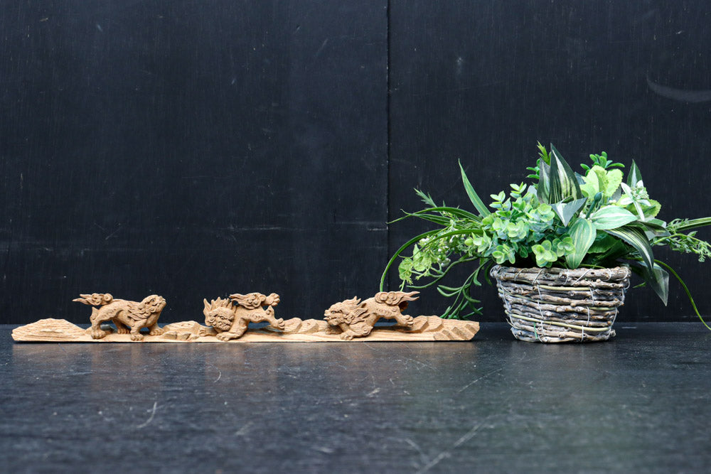 躍動感あふれる三頭の獅子を描いた上質な小型彫刻飾り　DC8353