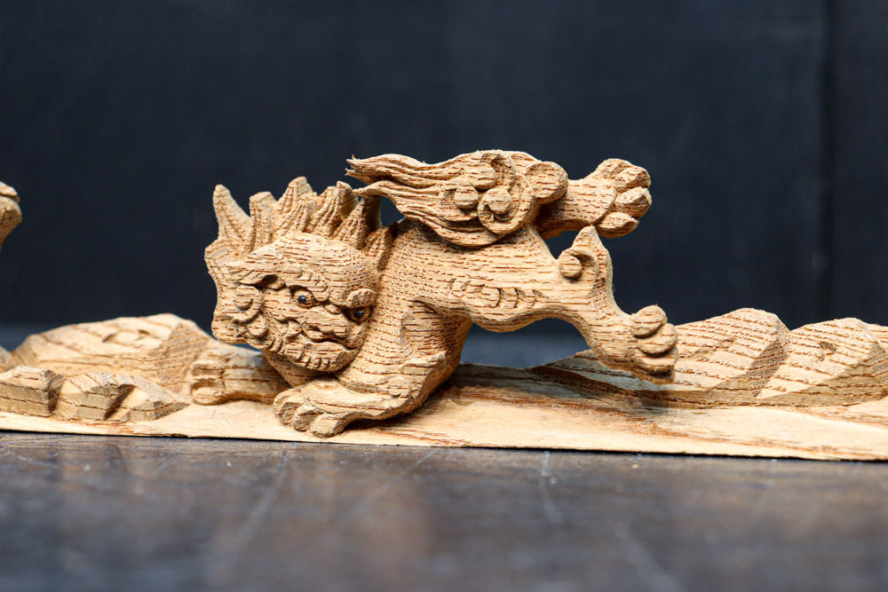 躍動感あふれる三頭の獅子を描いた上質な小型彫刻飾り DC8353 – 古福庵