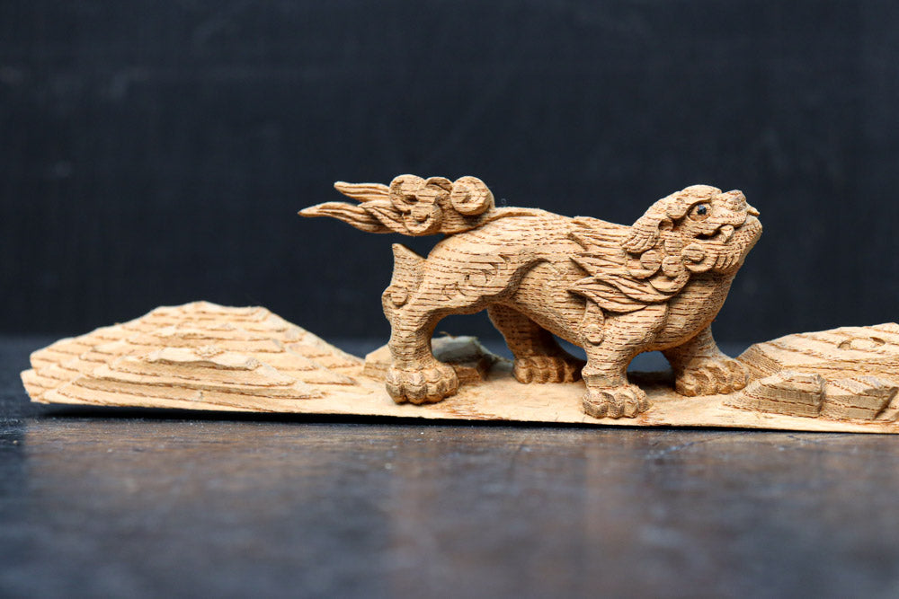 躍動感あふれる三頭の獅子を描いた上質な小型彫刻飾り DC8353 – 古福庵