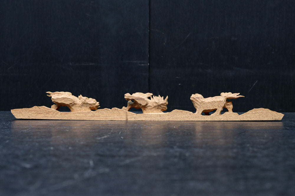 躍動感あふれる三頭の獅子を描いた上質な小型彫刻飾り DC8353 – 古福庵