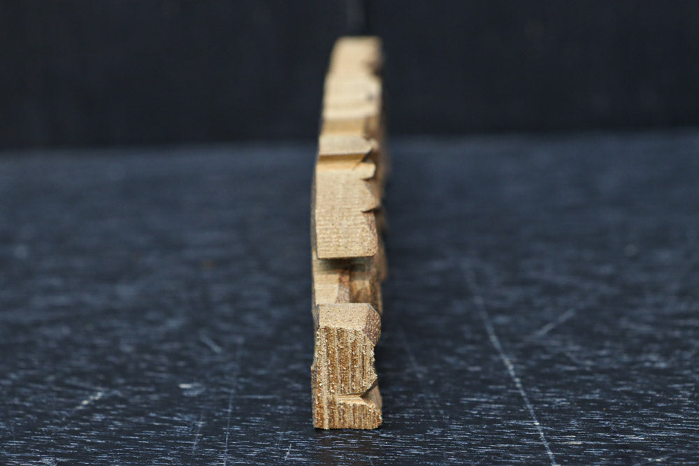 可愛らしい菊の花の小さな彫刻飾り　DC8359　在庫2個