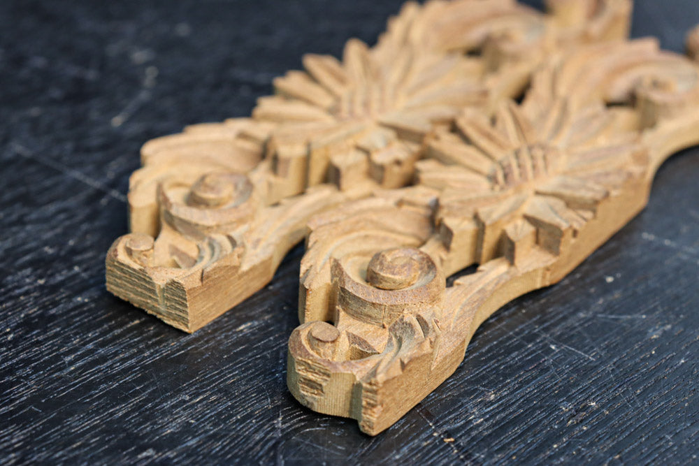 可愛らしい菊の花の小さな彫刻飾り　DC8359　在庫2個