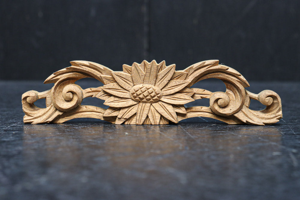 可愛らしい菊の花の小さな彫刻飾り　DC8359　在庫2個