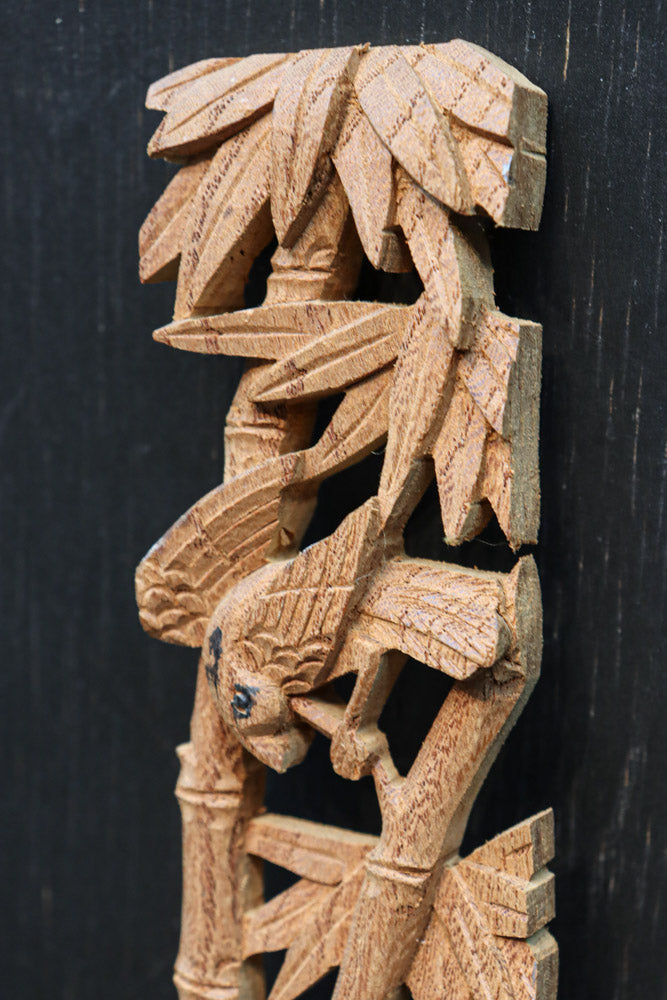 竹と小鳥を可憐に描く縦使いの彫刻飾り　DC8360ab　在庫(a:1 b:1)枚