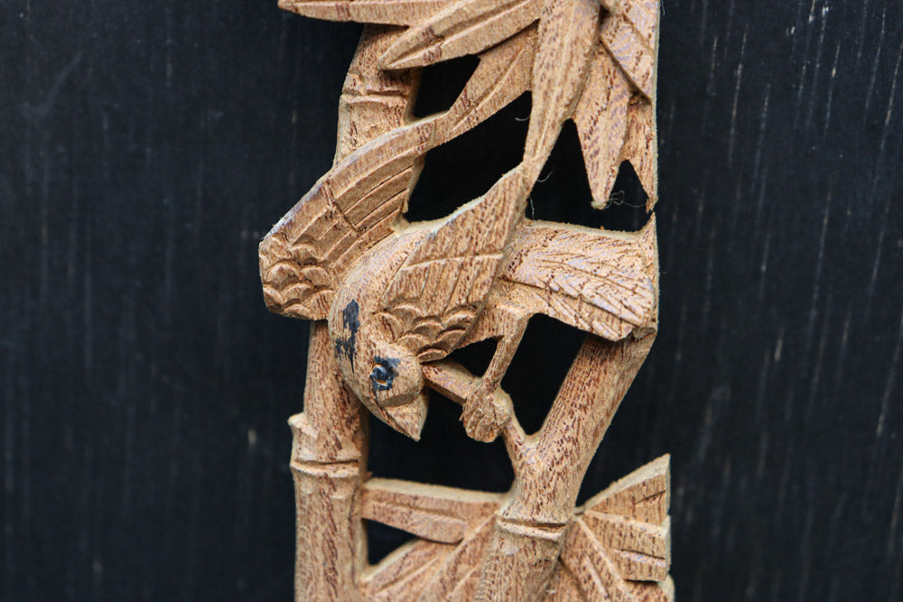 竹と小鳥を可憐に描く縦使いの彫刻飾り　DC8360ab　在庫(a:1 b:1)枚