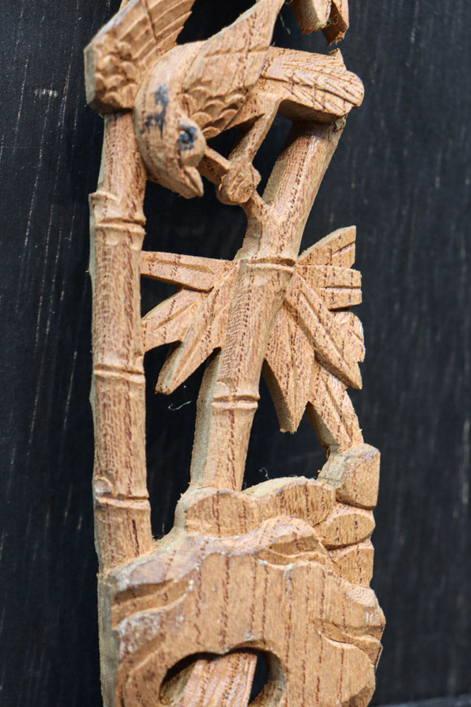 竹と小鳥を可憐に描く縦使いの彫刻飾り　DC8360ab　在庫(a:1 b:1)枚