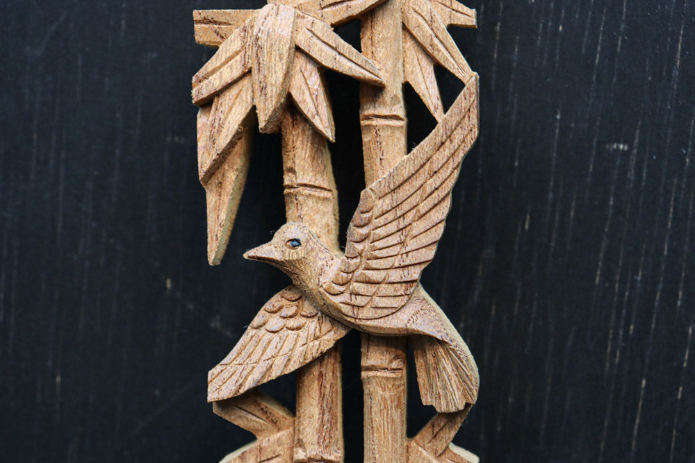 竹と小鳥を可憐に描く縦使いの彫刻飾り　DC8360ab　在庫(a:1 b:1)枚