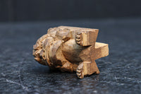 勇ましい表情に味わいが滲み出た小さな獅子の彫刻飾り　DC8361　在庫4個