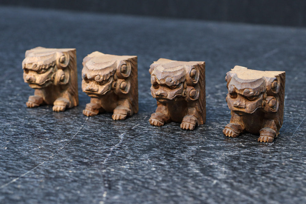 勇ましい表情に味わいが滲み出た小さな獅子の彫刻飾り　DC8361　在庫4個