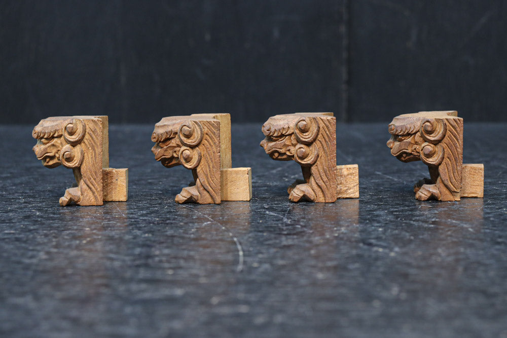 勇ましい表情に味わいが滲み出た小さな獅子の彫刻飾り　DC8361　在庫4個