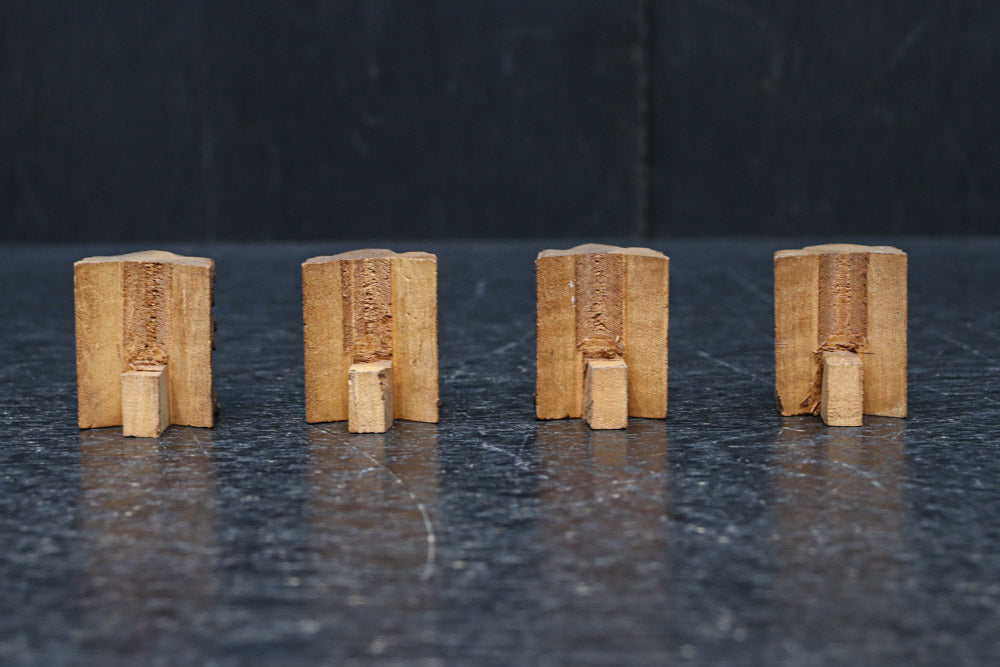 勇ましい表情に味わいが滲み出た小さな獅子の彫刻飾り　DC8361　在庫4個