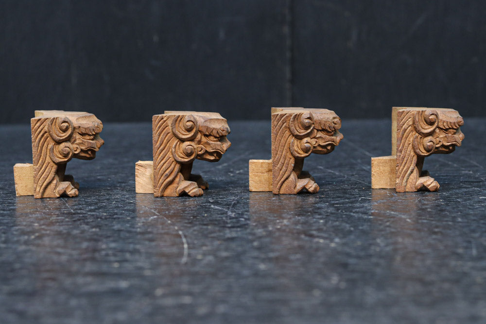 勇ましい表情に味わいが滲み出た小さな獅子の彫刻飾り　DC8361　在庫4個