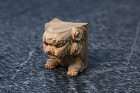 勇ましい表情に味わいが滲み出た小さな獅子の彫刻飾り　DC8361　在庫4個