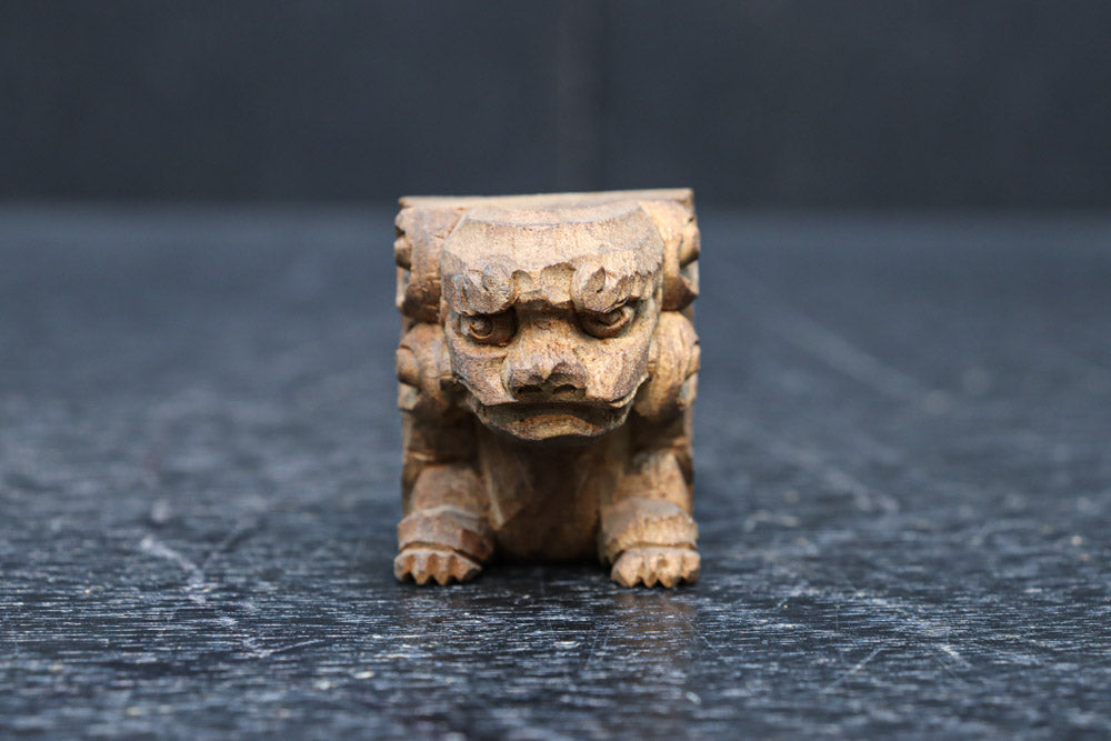 勇ましい表情に味わいが滲み出た小さな獅子の彫刻飾り　DC8361　在庫4個