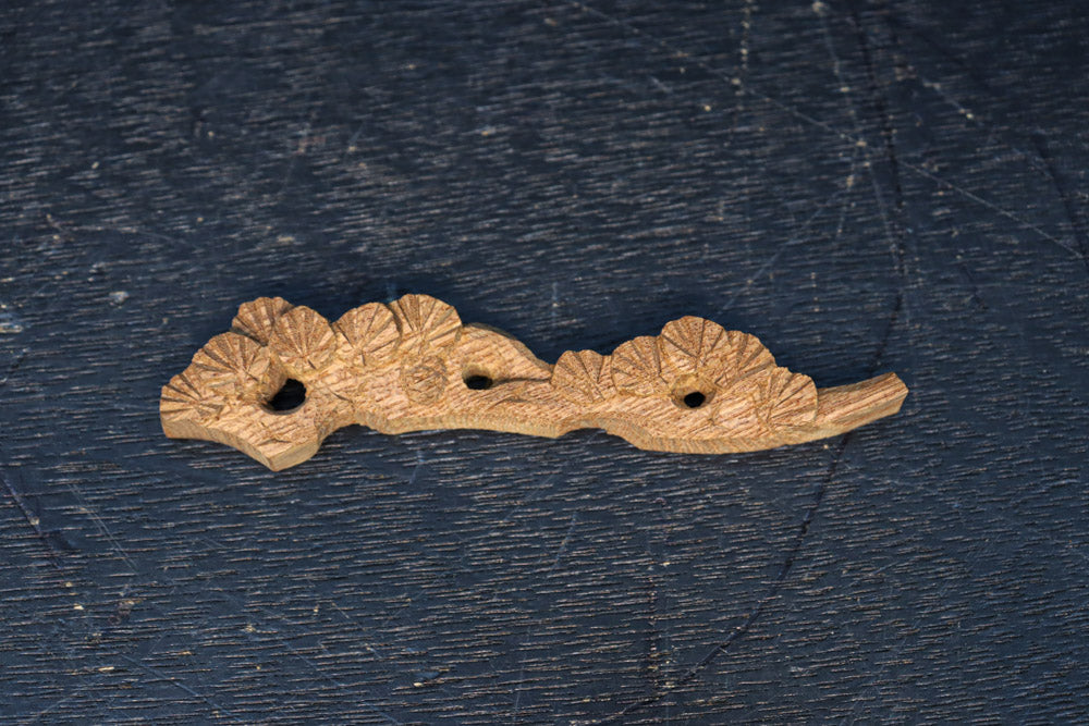 極小!! 小さなサイズに立派な松の木を描いた彫刻飾りセット DC8363