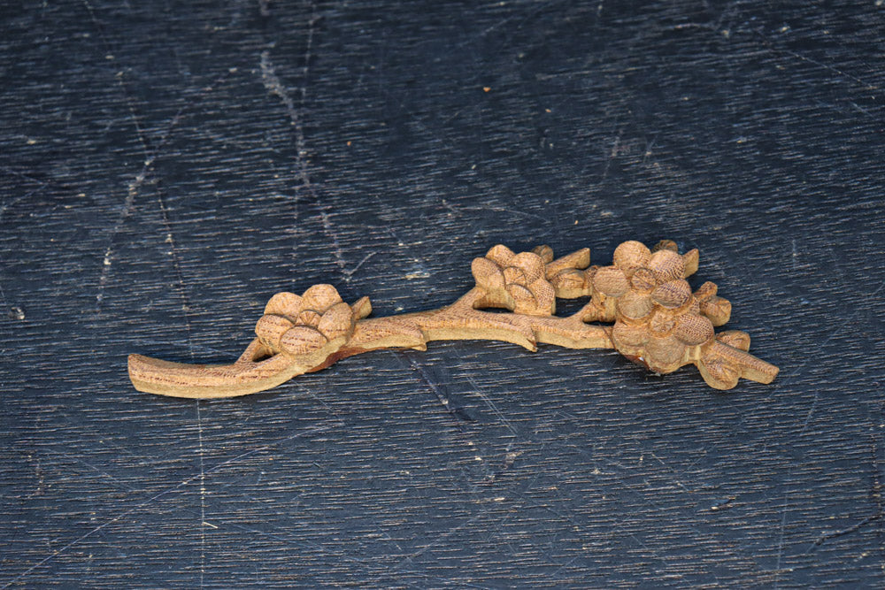 極小!! 可愛らしい梅の花が咲くとても小さな彫刻飾りセット　DC8364　在庫2個一組