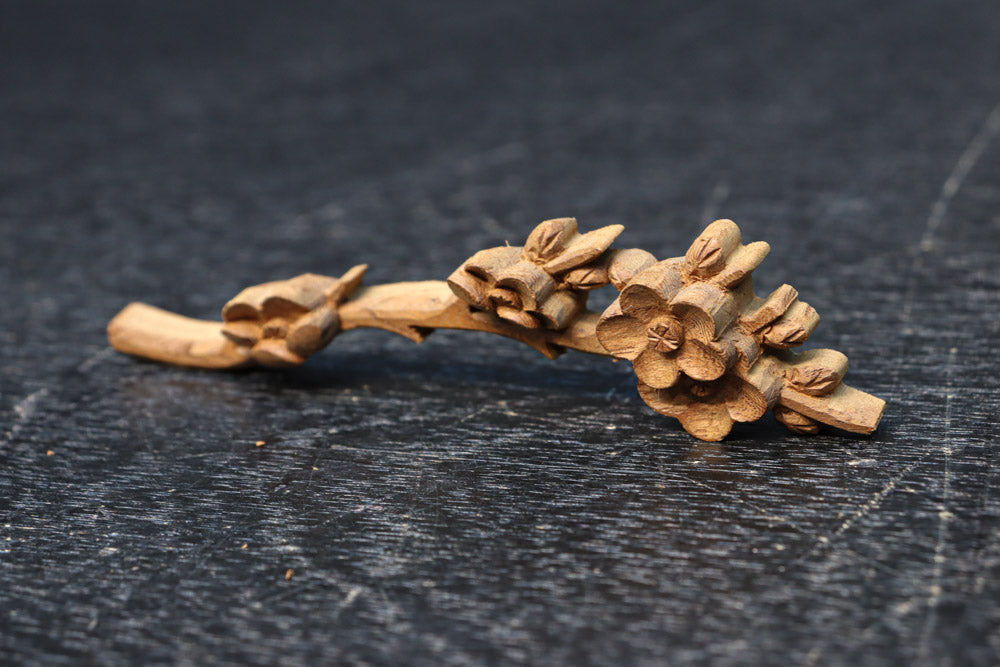 極小!! 可愛らしい梅の花が咲くとても小さな彫刻飾りセット　DC8364　在庫2個一組