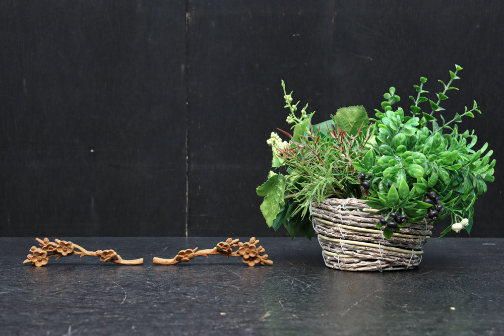 極小!! 可愛らしい梅の花が咲くとても小さな彫刻飾りセット　DC8364　在庫2個一組