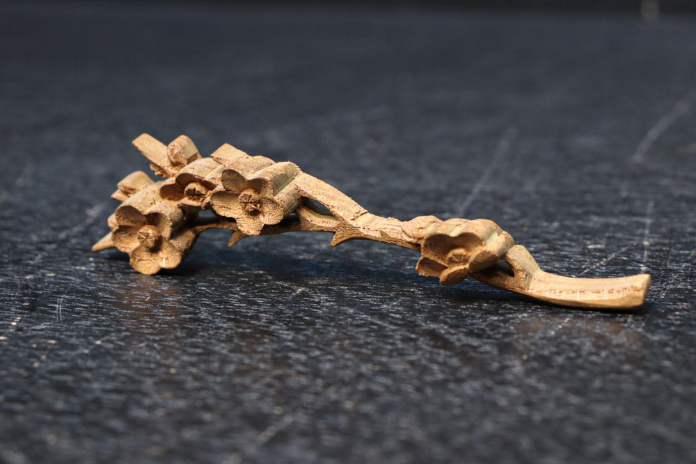 極小!! 可愛らしい梅の花が咲くとても小さな彫刻飾りセット　DC8364　在庫2個一組