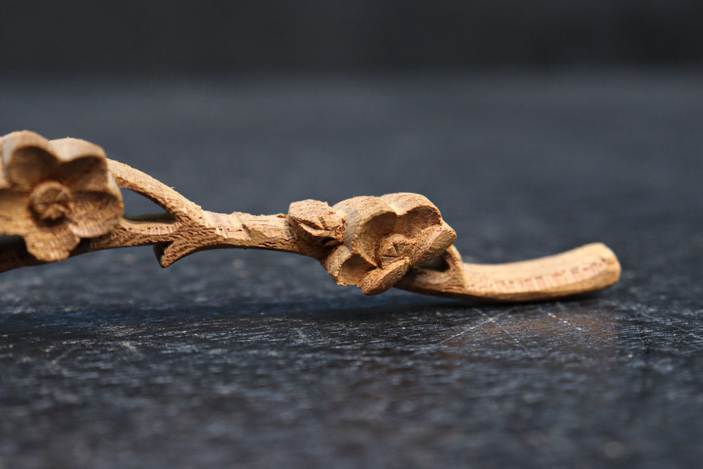 極小!! 可愛らしい梅の花が咲くとても小さな彫刻飾りセット　DC8364　在庫2個一組