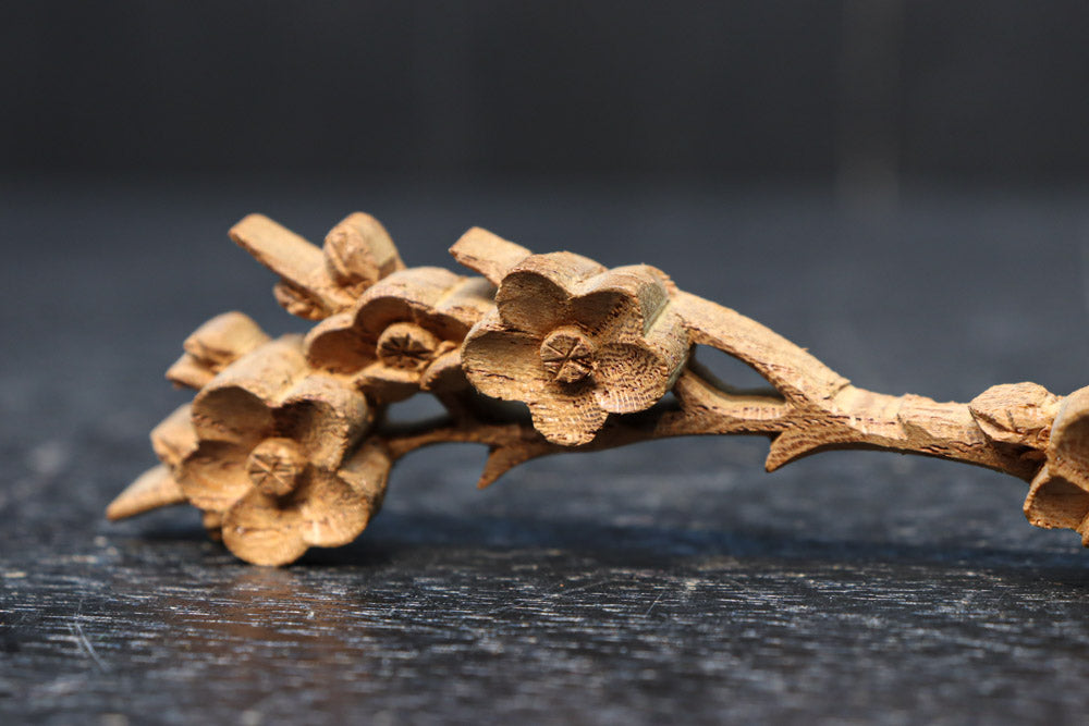 極小!! 可愛らしい梅の花が咲くとても小さな彫刻飾りセット　DC8364　在庫2個一組