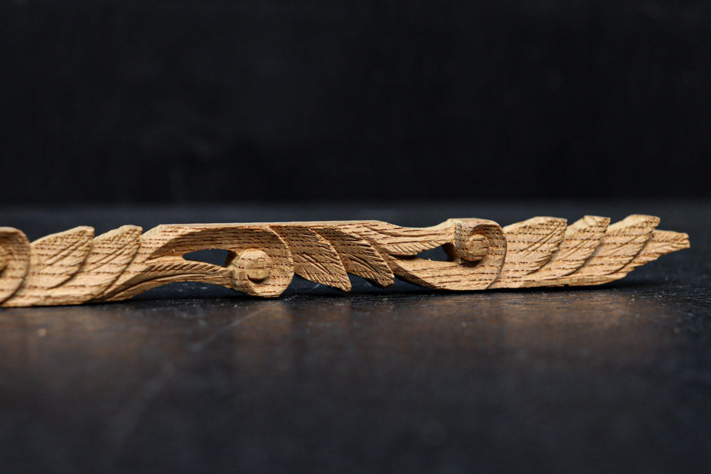 極細！！ 花と葉をシンメトリ－に描いた細長彫刻飾り　DC8367　在庫2本