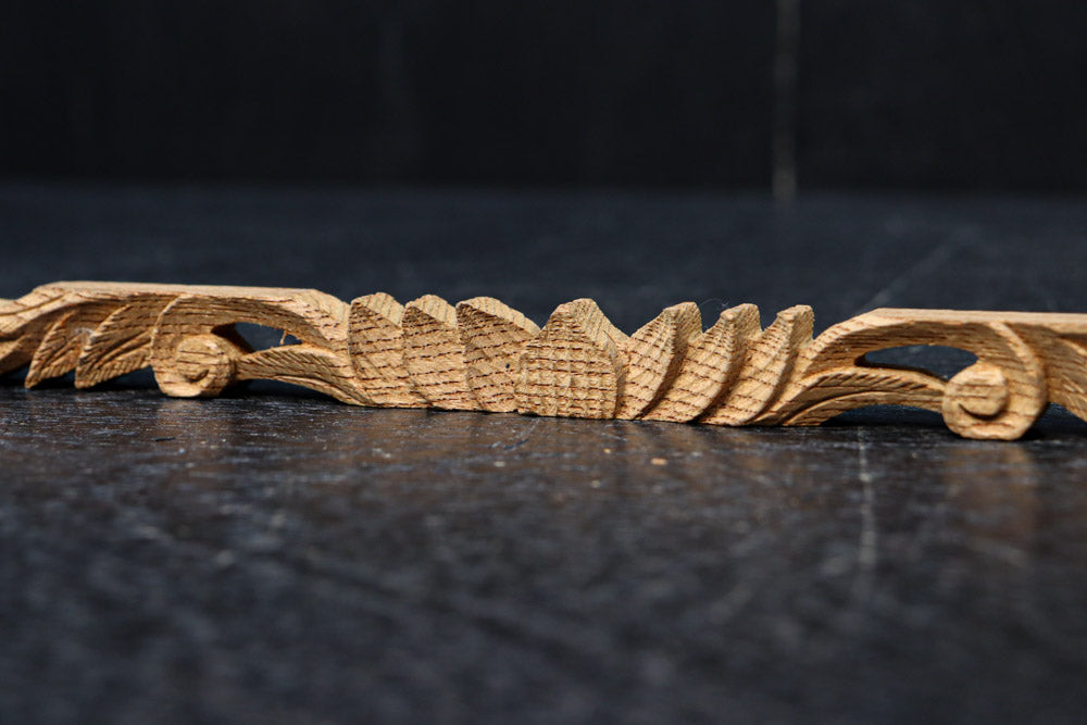 極細！！ 花と葉をシンメトリ－に描いた細長彫刻飾り　DC8367　在庫2本