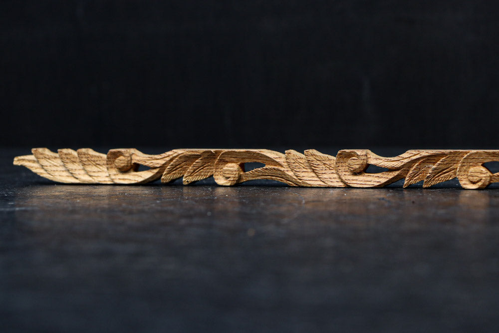 極細！！ 花と葉をシンメトリ－に描いた細長彫刻飾り　DC8367　在庫2本