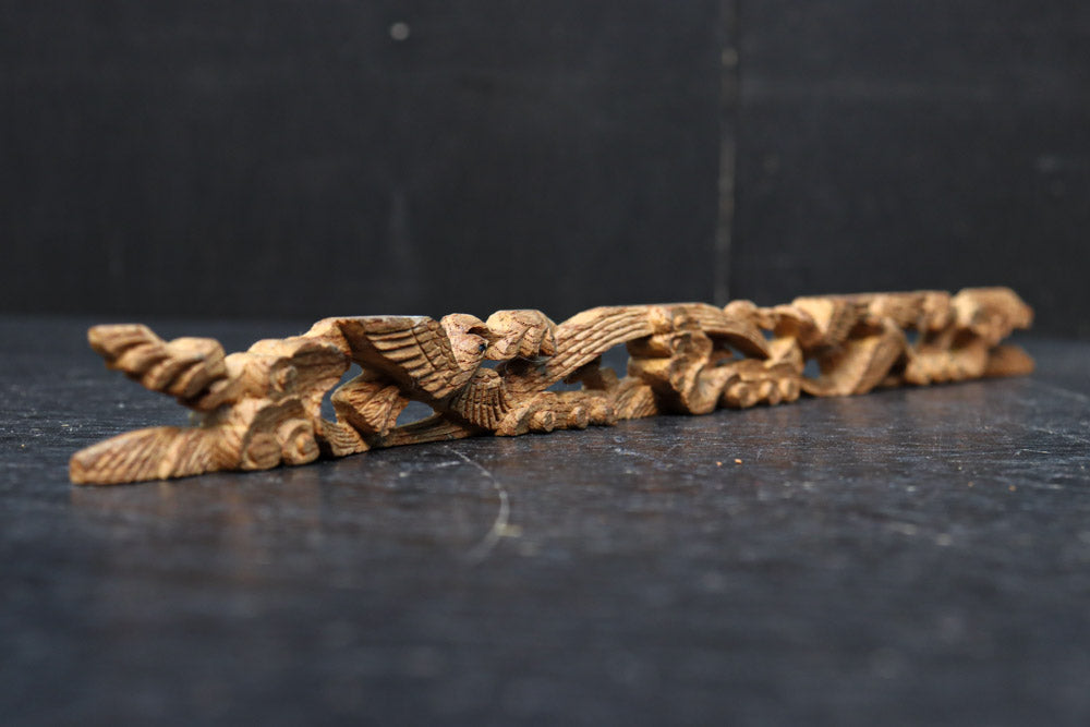 荒波を飛翔する波千鳥を描いた小さな彫刻飾り　DC8368ab　在庫(a:1 b:1)枚