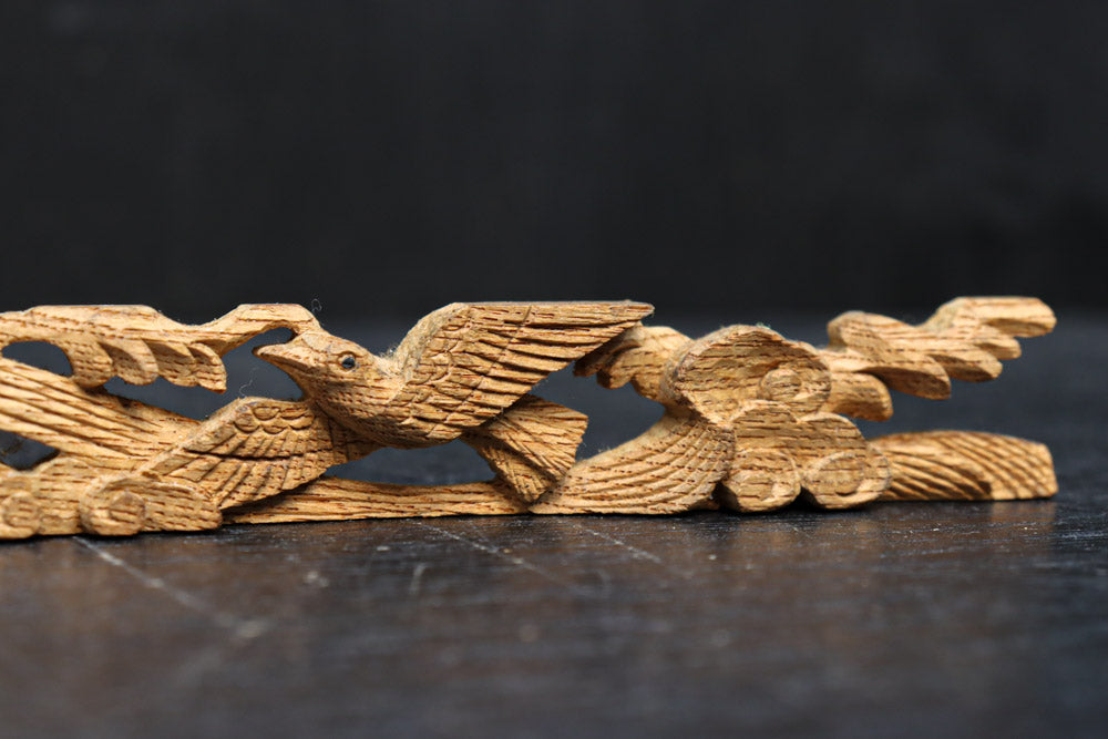 荒波を飛翔する波千鳥を描いた小さな彫刻飾り　DC8368ab　在庫(a:1 b:1)枚