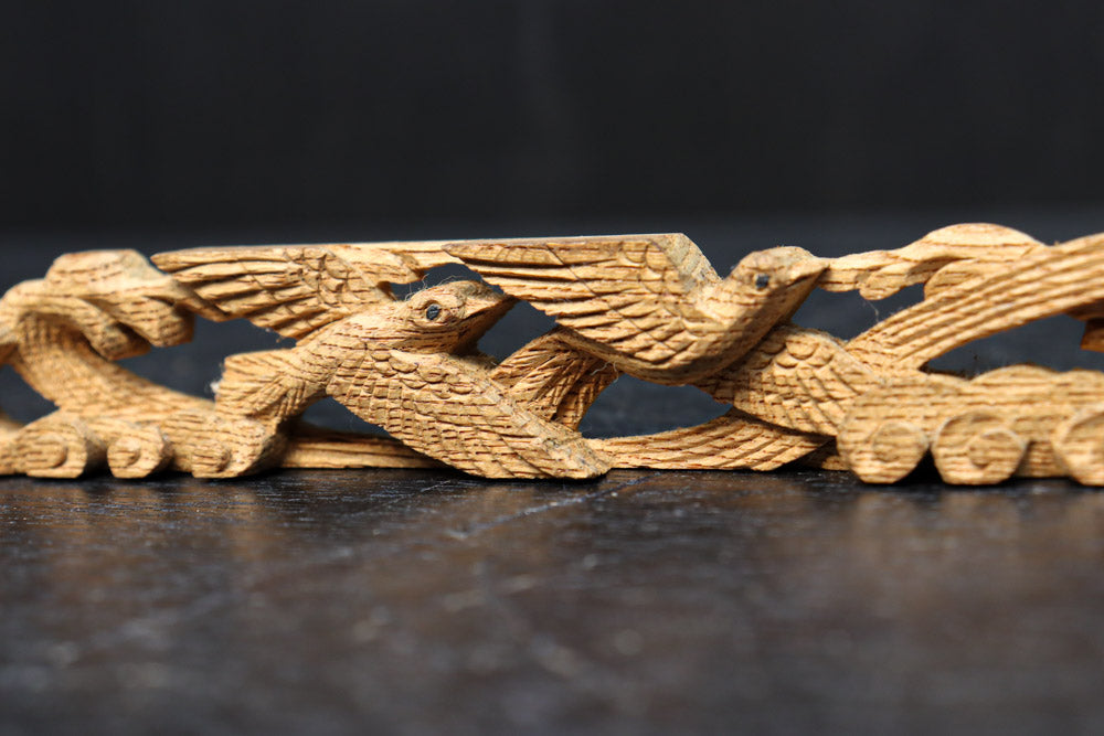 荒波を飛翔する波千鳥を描いた小さな彫刻飾り　DC8368ab　在庫(a:1 b:1)枚