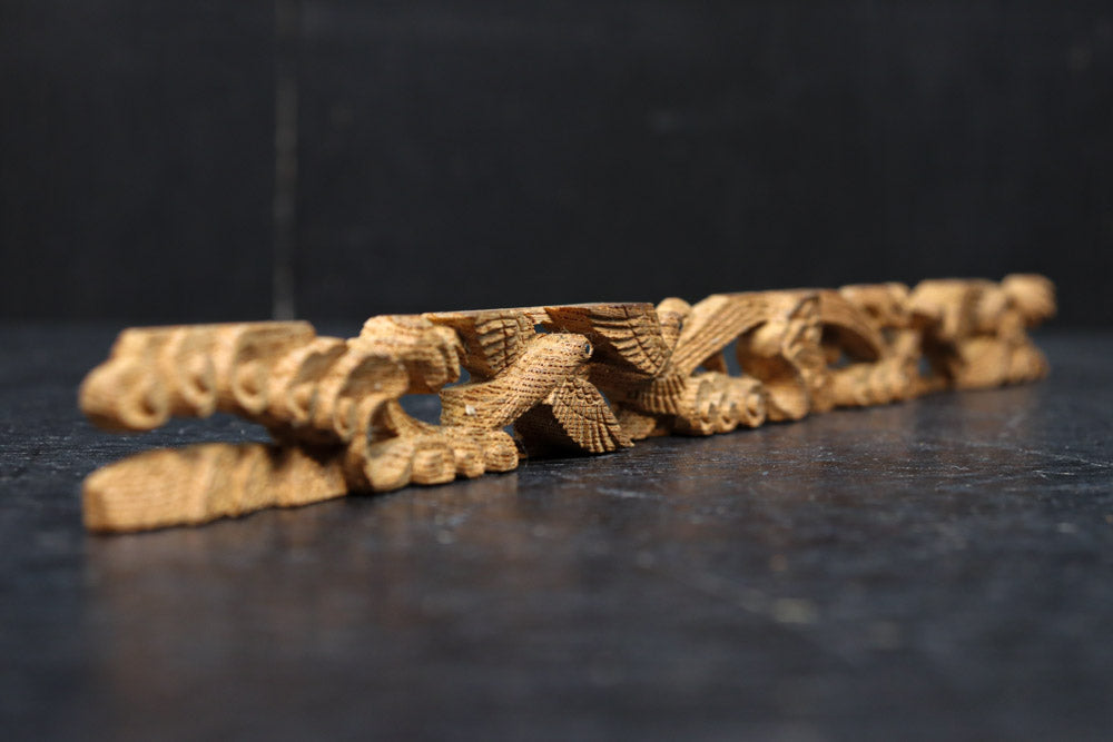 荒波を飛翔する波千鳥を描いた小さな彫刻飾り　DC8368ab　在庫(a:1 b:1)枚