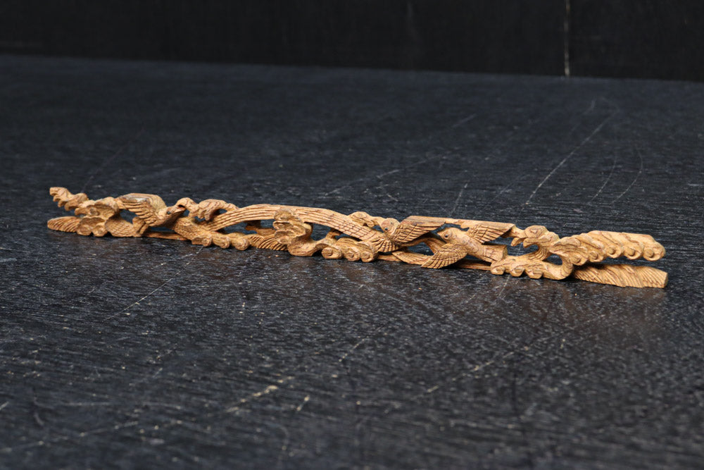 荒波を飛翔する波千鳥を描いた小さな彫刻飾り　DC8368ab　在庫(a:1 b:1)枚